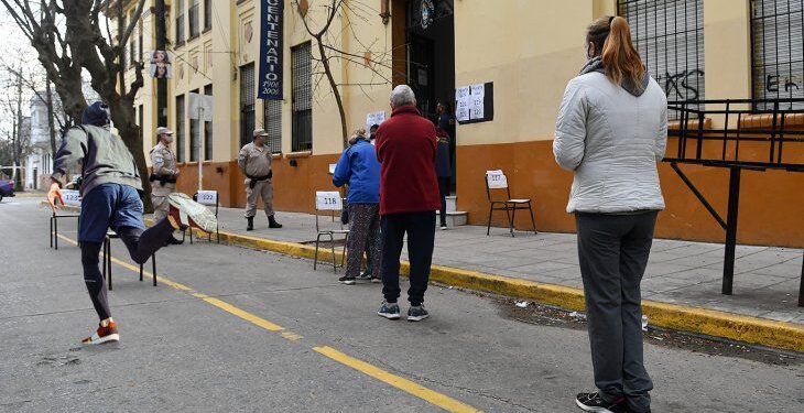Solo en Argentina: un hombre escapó corriendo de una escuela para no ser presidente de mesa