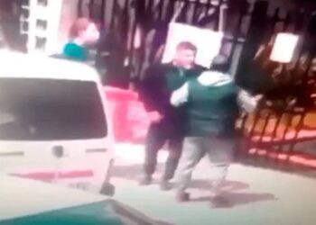 Así fue la pelea de padres fuera de una escuela: uno perdió un ojo