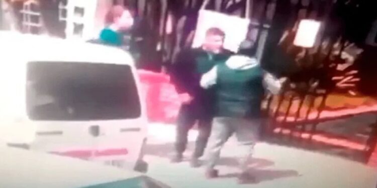 Así fue la pelea de padres fuera de una escuela: uno perdió un ojo