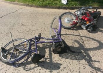 Internaron a dos niñas tras choque entre una moto y una bicicleta