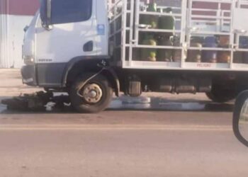 Santa Ana: un joven perdió el control de su moto y fue arrollado por un camión