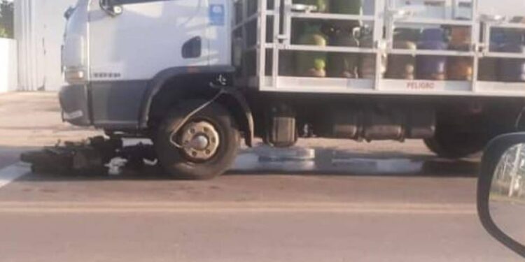 Santa Ana: un joven perdió el control de su moto y fue arrollado por un camión