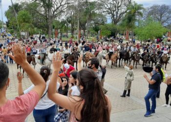 Corrientes: tras la movilización, procesaron a los padres acusados de violar y prostituir a sus hijas
