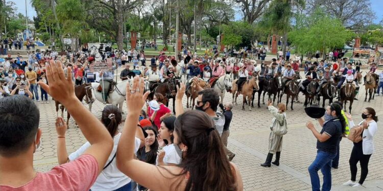 Corrientes: tras la movilización, procesaron a los padres acusados de violar y prostituir a sus hijas