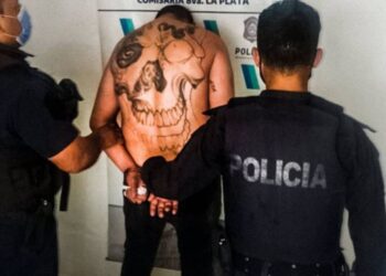 Detuvieron a un hombre que violó una restricción perimetral y amenazó a su expareja con una katana