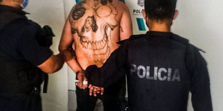 Detuvieron a un hombre que violó una restricción perimetral y amenazó a su expareja con una katana