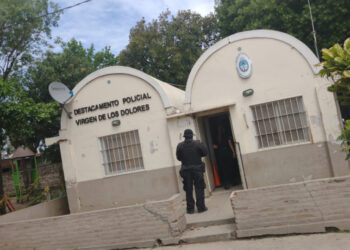 Delincuentes atacaron la base del GIR en el barrio Virgen de los Dolores para “rescatar” a un arrebatador