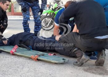 Policía terminó con graves heridas al chocar contra un perro
