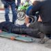 Policía terminó con graves heridas al chocar contra un perro