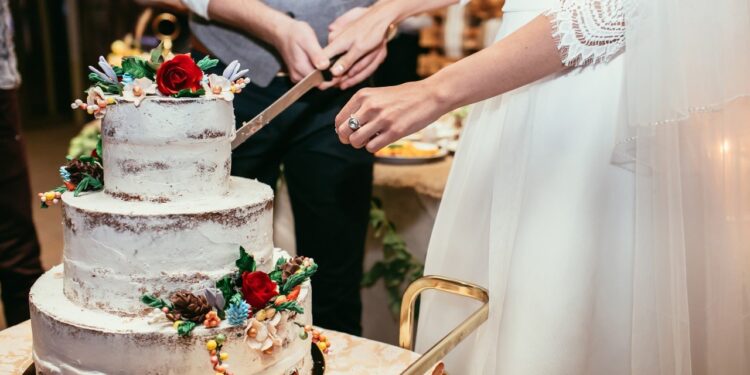 Una pareja que se casaba le cobró cada porción de la torta a los invitados