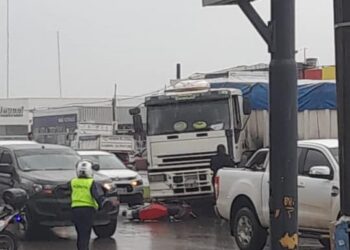 Siniestro fatal e imprudencia: camión cruzó en rojo, arrolló y mató a un motociclista