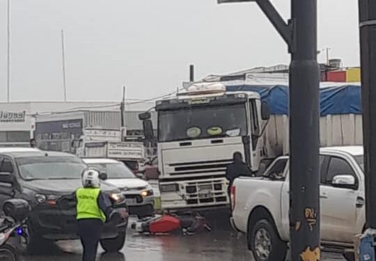 Siniestro fatal e imprudencia: camión cruzó en rojo, arrolló y mató a un motociclista