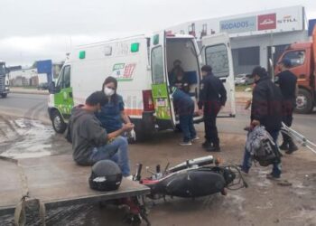 Corrientes:  sin casco y con muletas, chocó con el acoplado de un camión