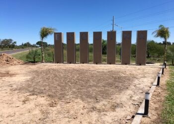 Indignante: robaron las luminarias y provocaron destrozos en el acceso norte de Esquina