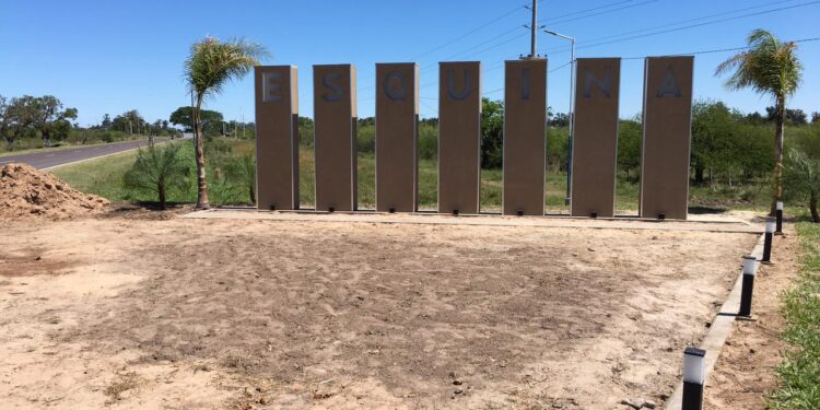 Indignante: robaron las luminarias y provocaron destrozos en el acceso norte de Esquina