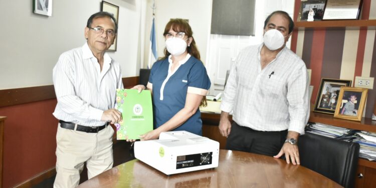 Cardozo entregó equipos para el laboratorio del hospital de Esquina