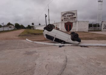 Esquina: automóvil despistó y volcó