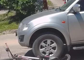 Esquina: chocaron una bicicleta y una camioneta