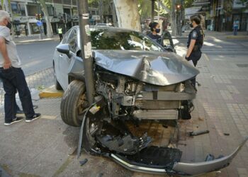 Un playero debía cuidarle el auto a un turista, salió ebrio a manejarlo y lo estrelló contra un poste en Ciudad