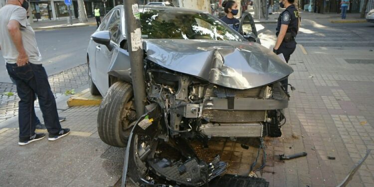 Un playero debía cuidarle el auto a un turista, salió ebrio a manejarlo y lo estrelló contra un poste en Ciudad