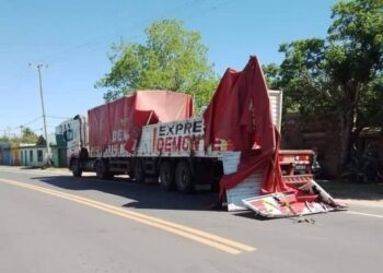 Se desprendió la carga de un camión en el acceso a Esquina