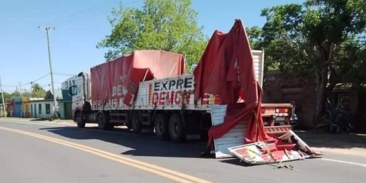 Se desprendió la carga de un camión en el acceso a Esquina
