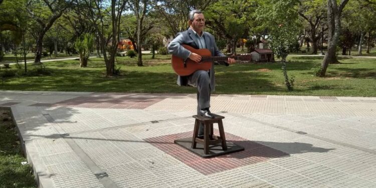 El escultor de los grandes ídolos populares hizo el monumento a Mario Bofill