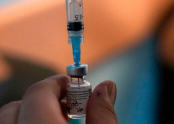 Covid: Aplicarán tercera dosis a personal de salud y mayores de 70
