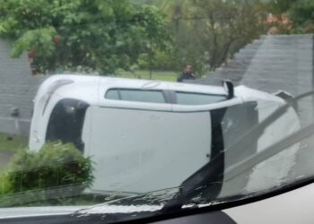Terrible accidente en Santa Ana: perdió el control y chocó contra el muro de una casa