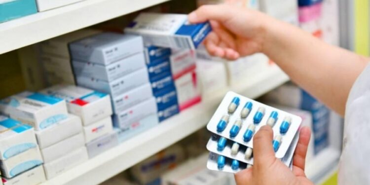 El Gobierno acordó con los laboratorios y congela los precios de los medicamentos hasta el 7 de enero