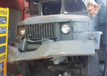 Chaco: Un camión del Ejército impactó contra un comercio