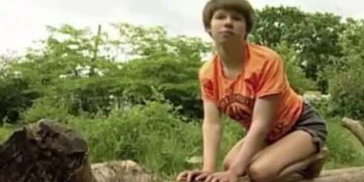 La impactante historia de la niña que fue criada con una jauría de perros y se comportaba como ellos