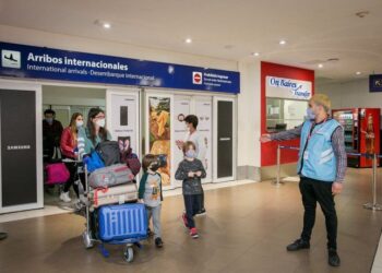 Se prohíbe la venta de pasajes al exterior en cuotas con tarjeta de crédito