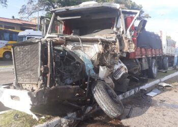 Corrientes: camión rompió la dirección y quedó destruido en Av. 3 de Abril