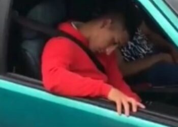 Dos policías conducían ebrios, pararon en la ruta y se durmieron
