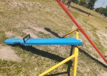 Esquina: Indignación por el destrozo de los juegos en las plazoletas