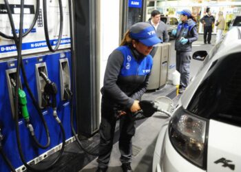 Anuncian que YPF mantendrá precios de las naftas por tres meses