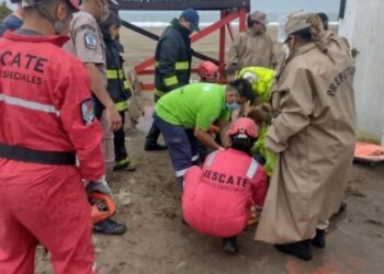 Festejaba su aniversario y se le clavó una sombrilla en la pierna