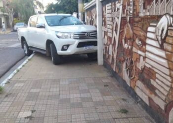 Corrientes: Una camioneta terminó incrustada en la pared del Hogar de Ancianos