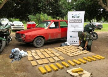 Corrientes: Huyeron de un control y dejaron abandonado un auto con drogas