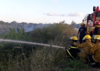 Incendio: bombero terminó con quemaduras en brazos y piernas