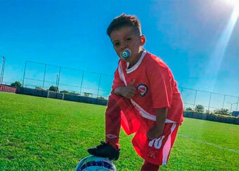 El niño de 6 años que se hizo viral por jugar al fútbol con chupete