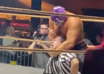 Estados Unidos: un luchador apuñaló en la cabeza al árbitro con un pico en plena pelea
