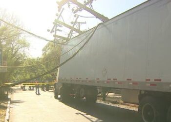 Camión cortó los cables y dejó sin luz a la escuela 527