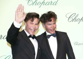 Murieron por covid los gemelos más famosos de la TV francesa: no estaban vacunados