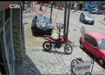 Atropelló a una enfermera, la arrastró por 50 metros y murió camino al hospital