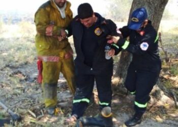 Dos bomberos heridos en el incendio de un paraje de Corrientes