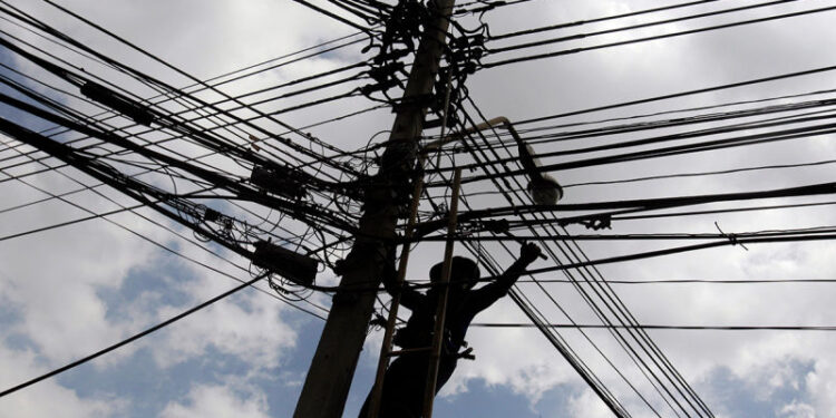 Esquina: operario recibió descarga eléctrica y cayó al vacío