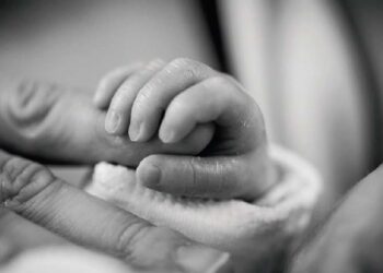 Días antes de morir, su madre le dio sus papeles de adopción: ahora quiere encontrar a su familia biológica