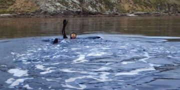 Cruzó a nado el estrecho de las Islas Malvinas y lo plasmó en un libro